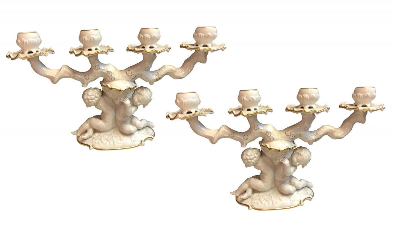 Bellissimo candelabro ceramico antico con dettagli dorati e figura