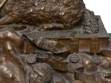 Escultura antiga com relevo, detalhes visíveis na peça.