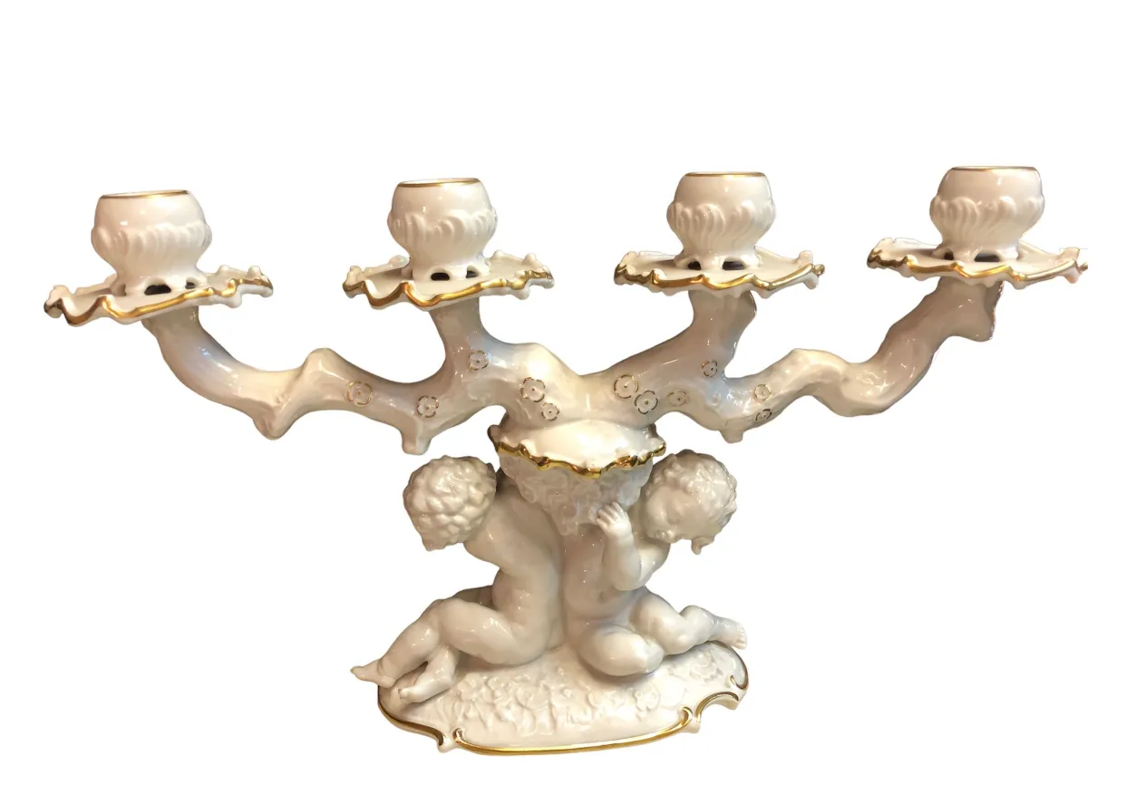 Candelabro in ceramica antica con dettagli dorati e angeli