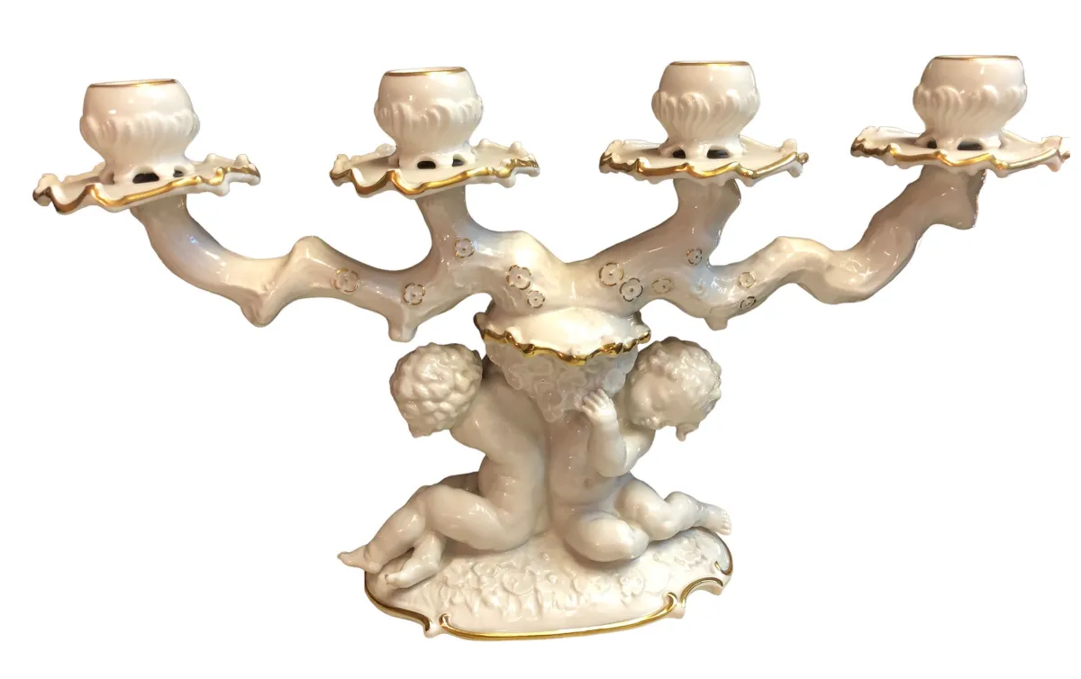 Candelabro de cerâmica antiga com três braços e detalhes em ouro.