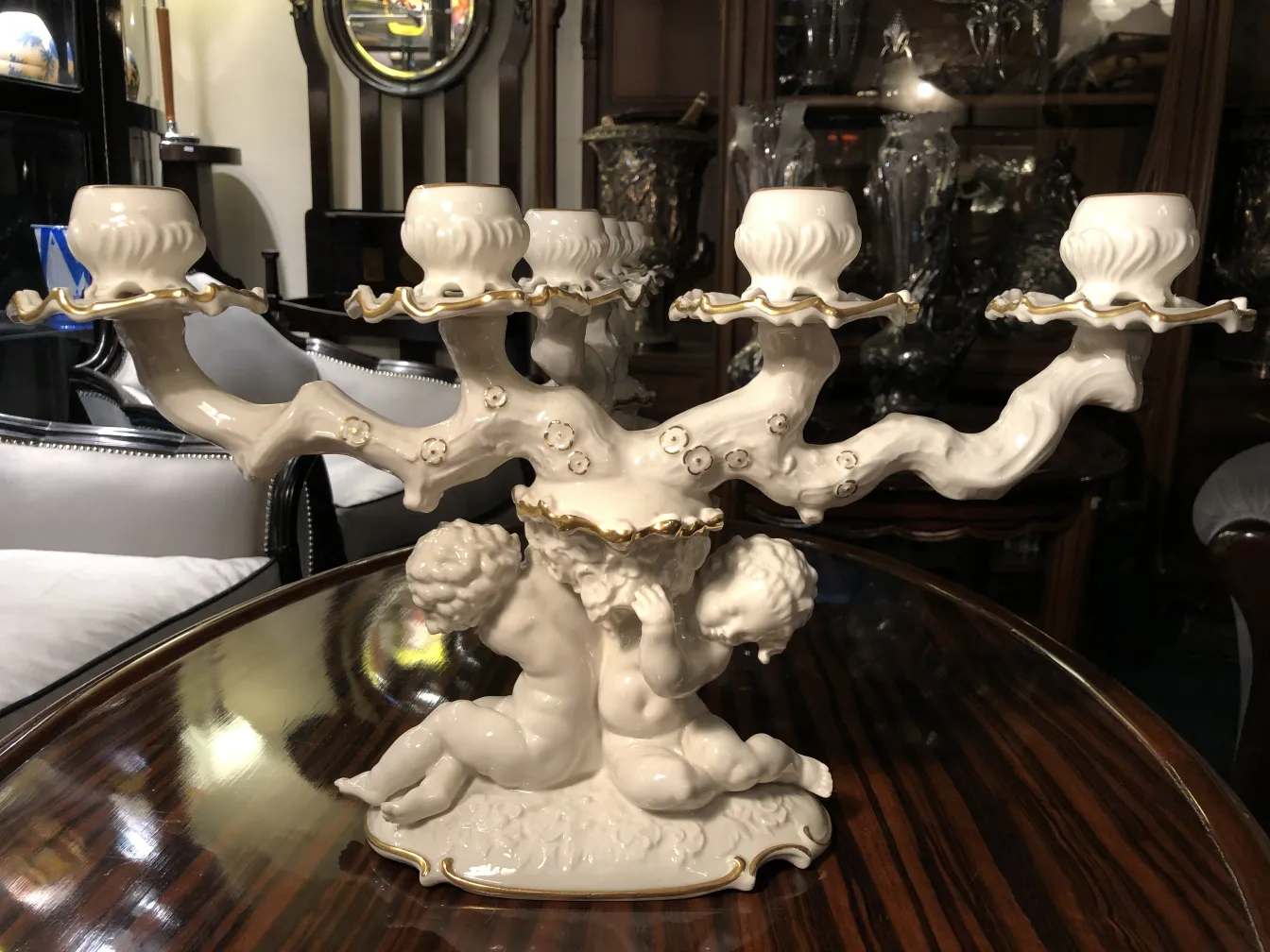 Candelabro antigo de cerâmica Hutschenreuther Selb com detalhes dourados e figuras de anjos.