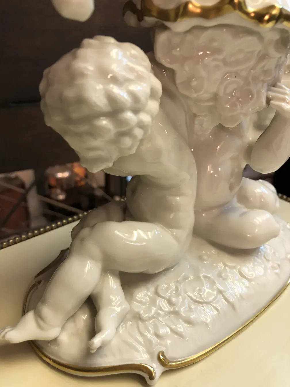 Figura de cerámica antigua hutschenreuther selb con detalles en oro y textura elaborada, fondo neutro