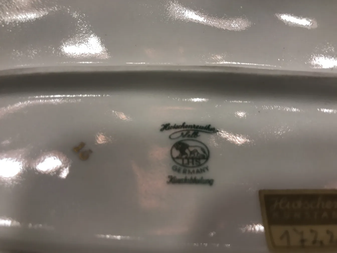 詳細と装飾が見える古い陶磁器の皿。