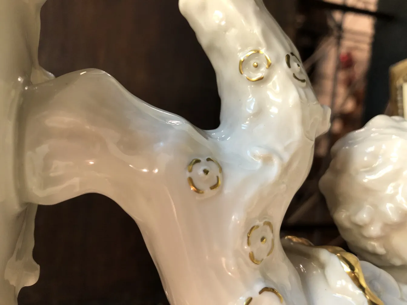 Scultura antica in ceramica lucida con dettagli dorati