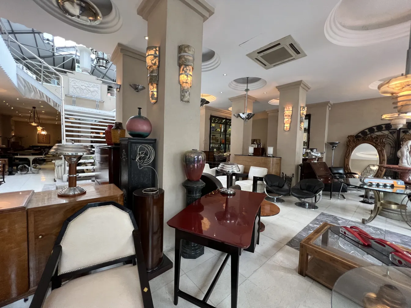 Coluna antiga em um ambiente de móveis elegantes.