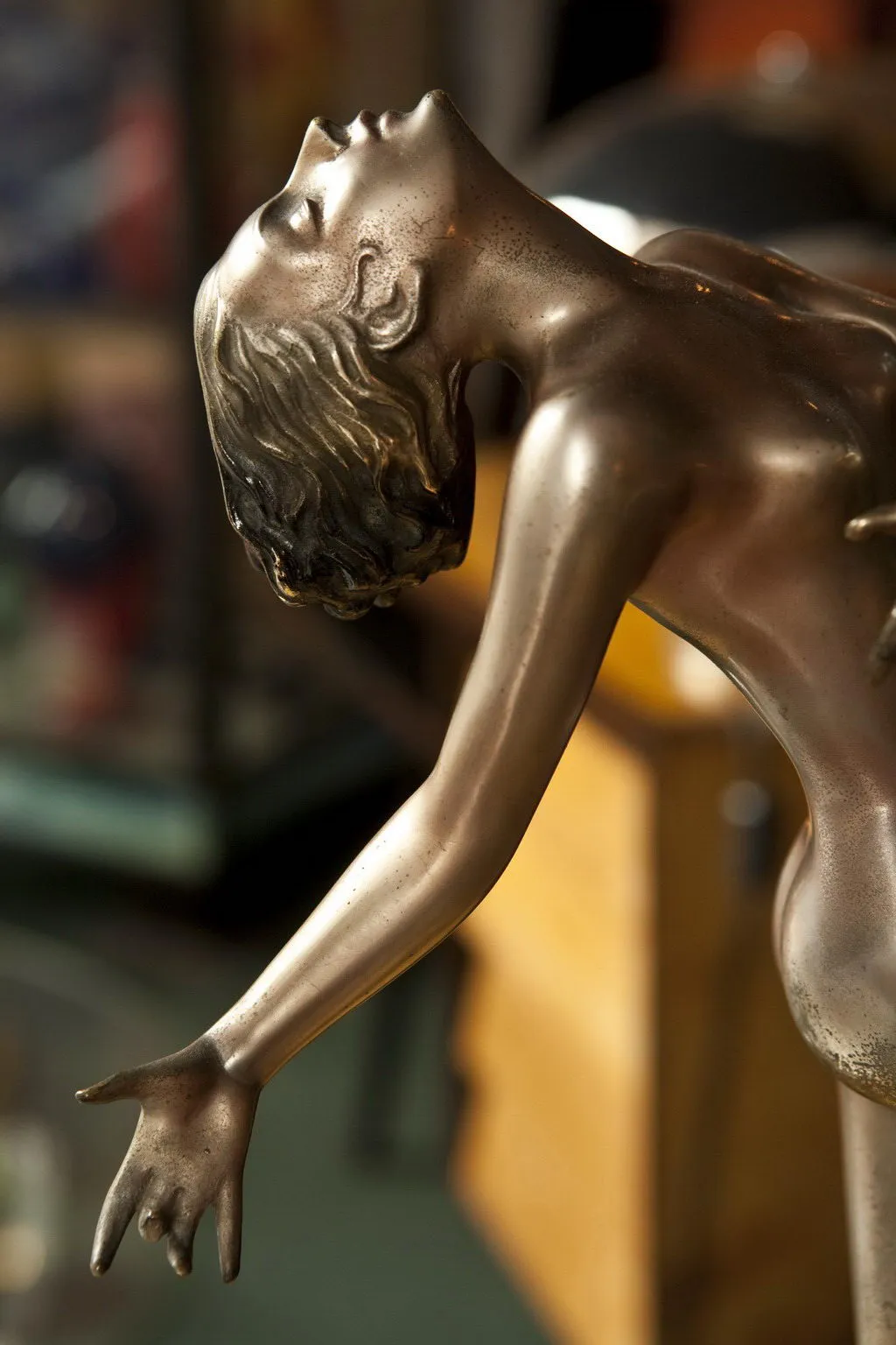 scultura antica in un contesto artistico con dolcezza