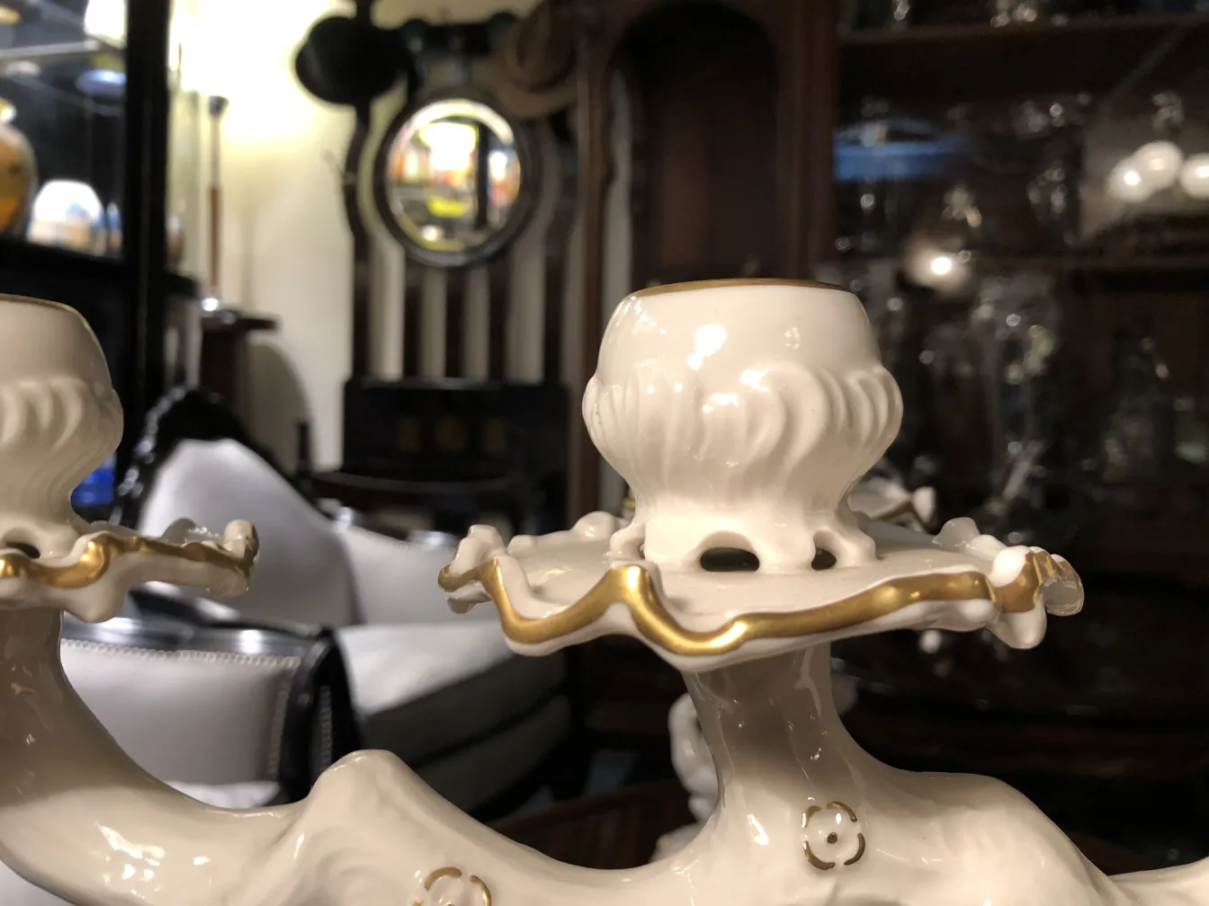 带金色细节的古董陶瓷烛台