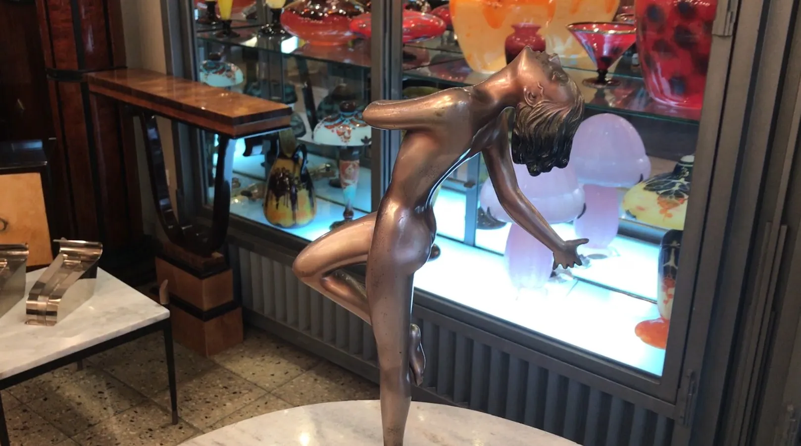 scultura antica di una figura femminile in movimento