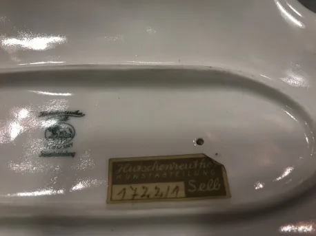 古老的手工陶瓷酒器，清晰的背景