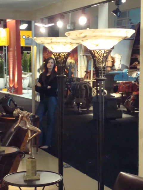 scultura antica esposta con lampade brillanti