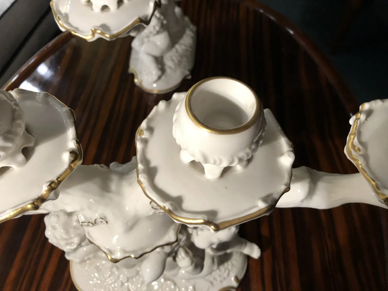 Candelabro antigo em cerâmica branca com detalhes decorativos