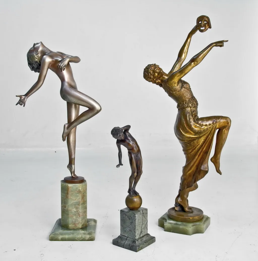 Esculturas antiguas de bronce, figura femenina y masculina.