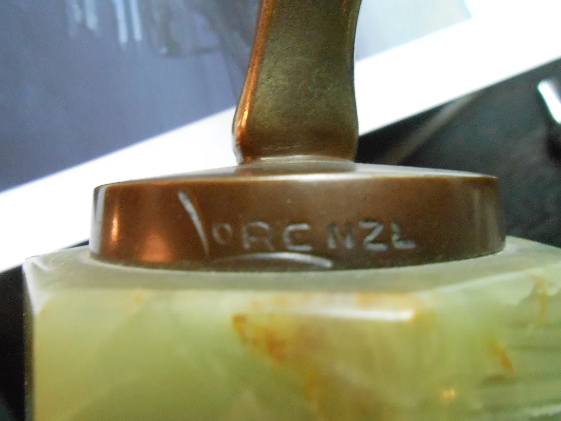 Antike Skulptur, die handwerkliches Design in klassischer Umgebung hervorhebt.