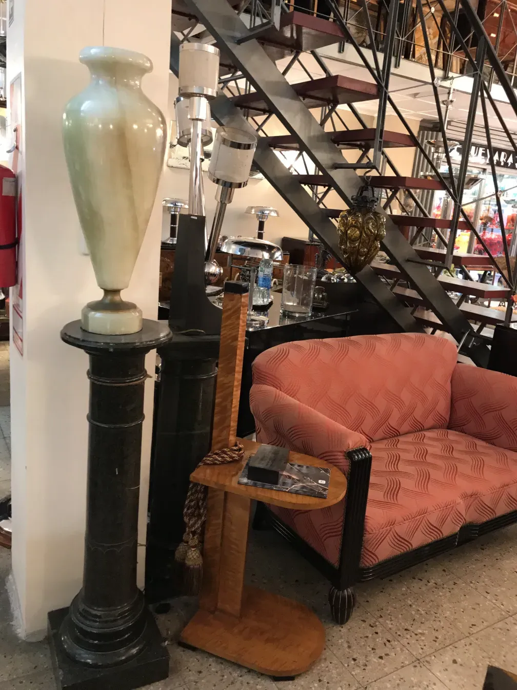 Coluna decorativa antiga em um ambiente elegante.