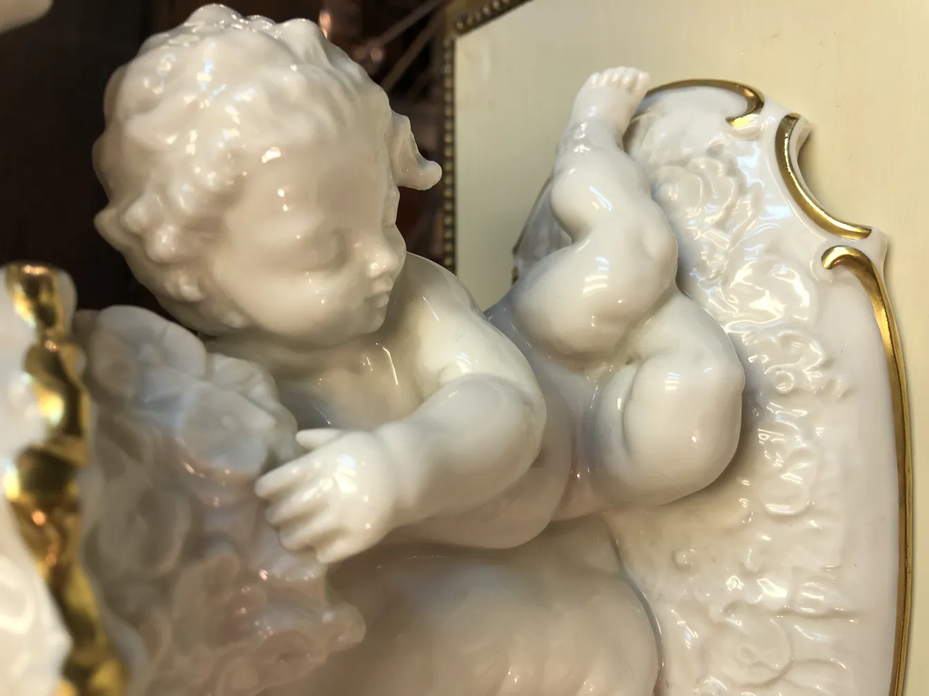 Estatuilla antigua de cerámica blanca con detalles dorados