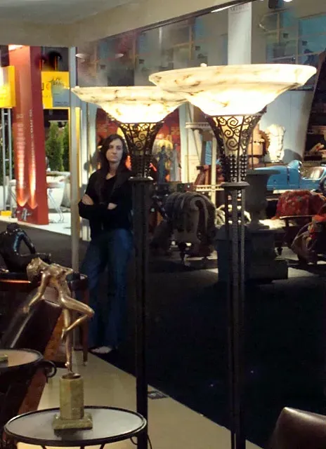 escultura antiga com figura humana em um ambiente elegante