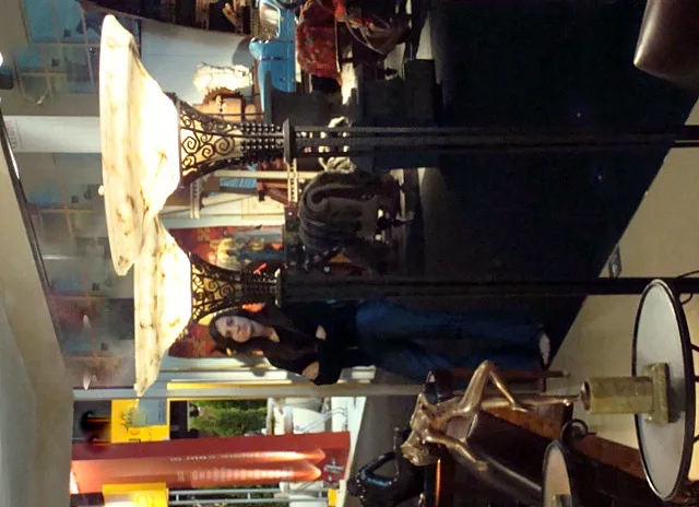 エレガントな環境にある古代の装飾彫刻