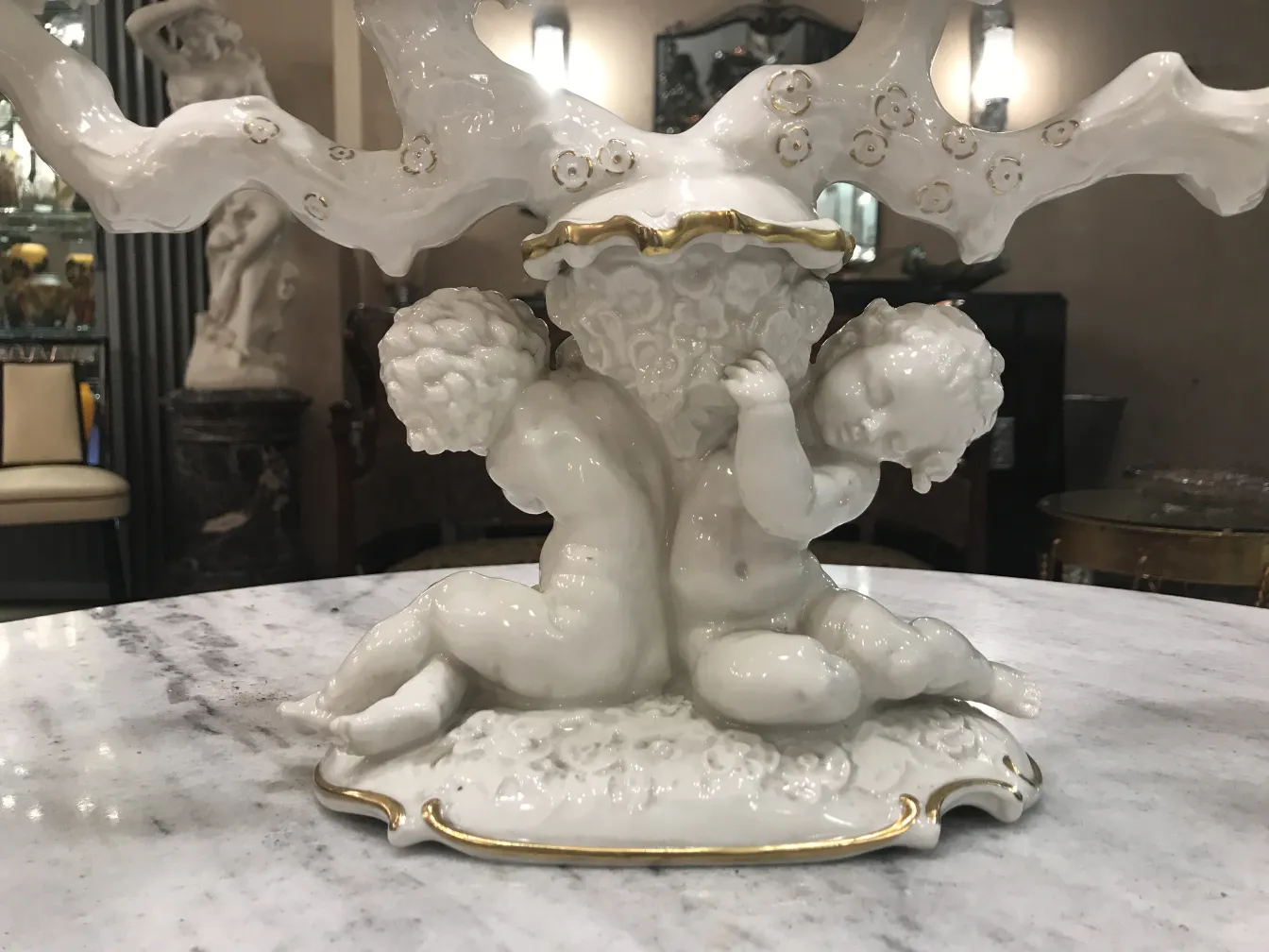 Antike dekorative Keramik mit glänzenden Figuren und Ästen.