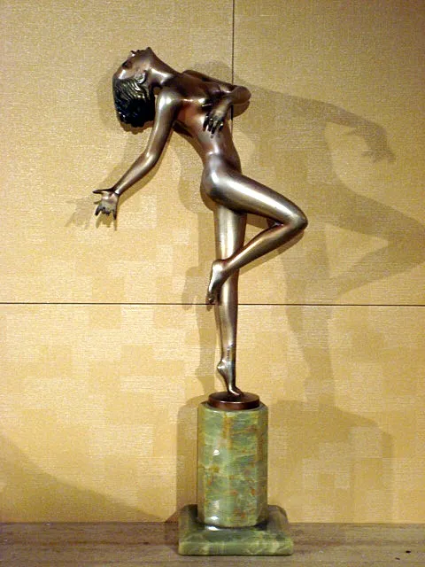 escultura antigua que muestra una figura estilizada en movimiento
