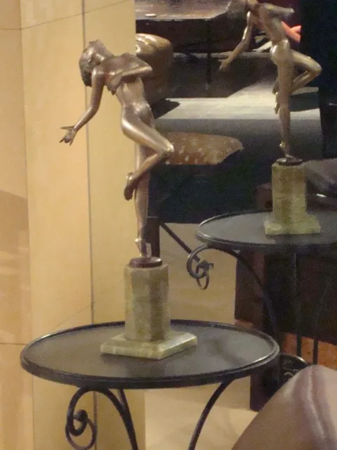 scultura antica di donna in movimento su una base