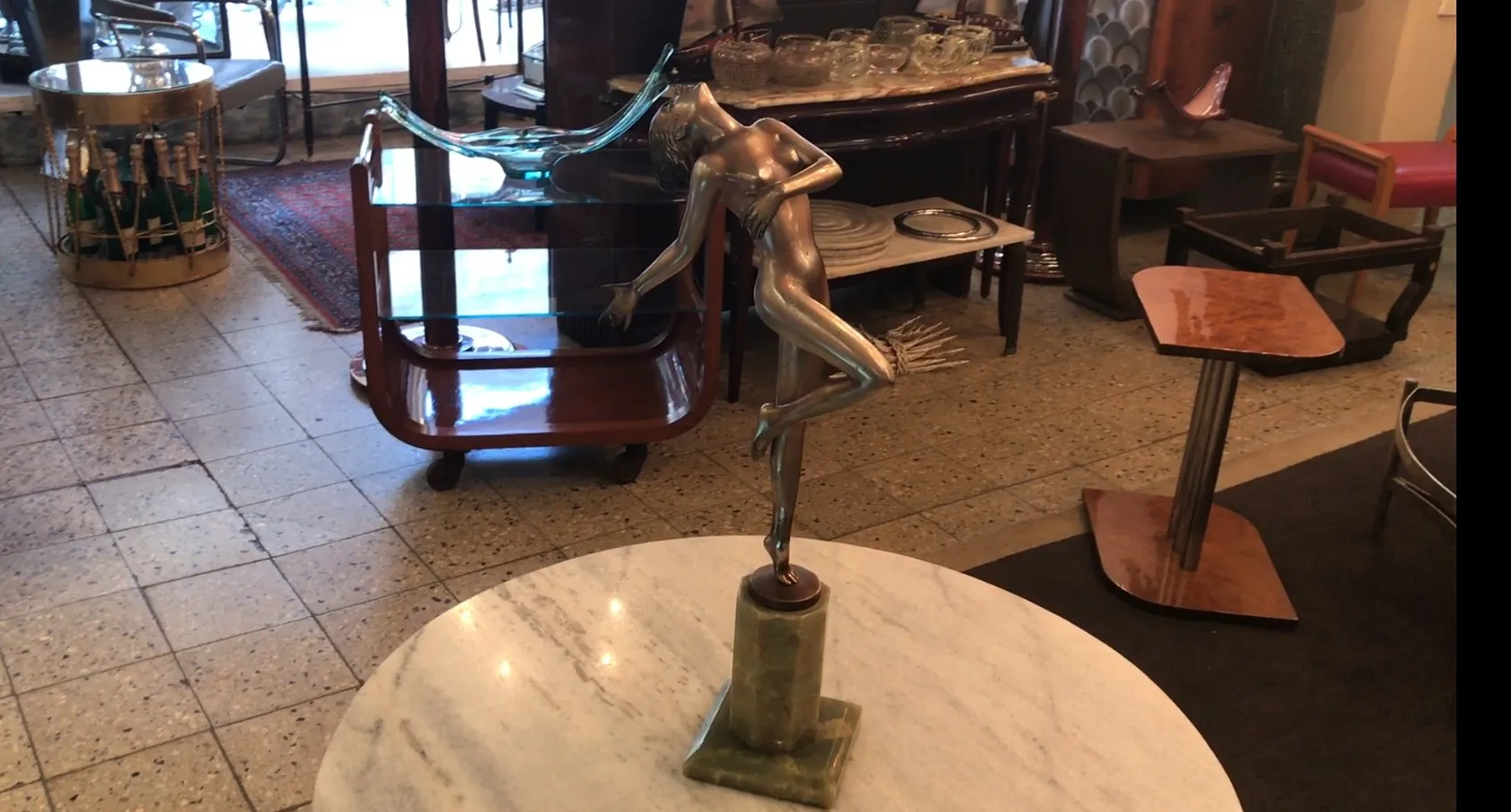 scultura antica di figura femminile in un ambiente classico