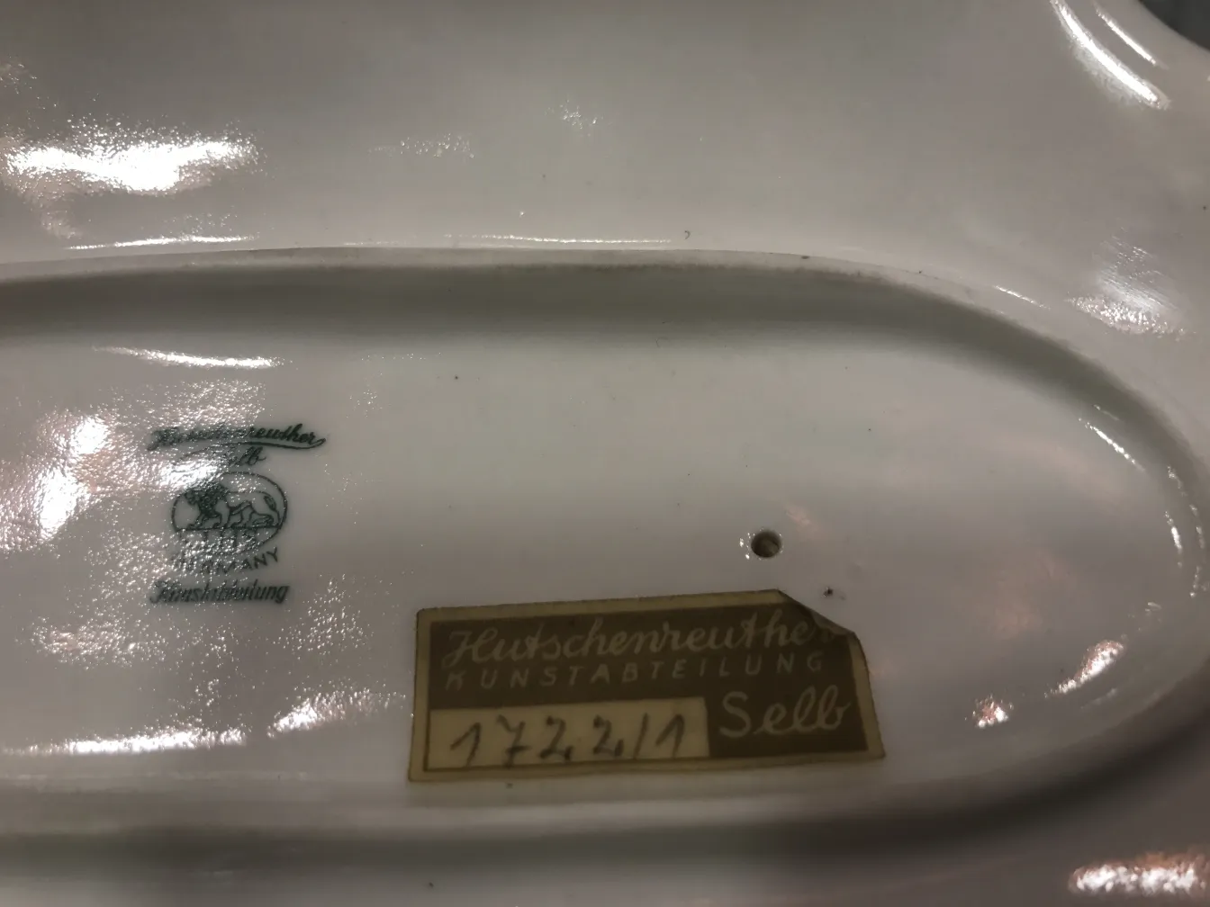 Ceramica antica con decorazioni dettagliate, ambiente elegante.