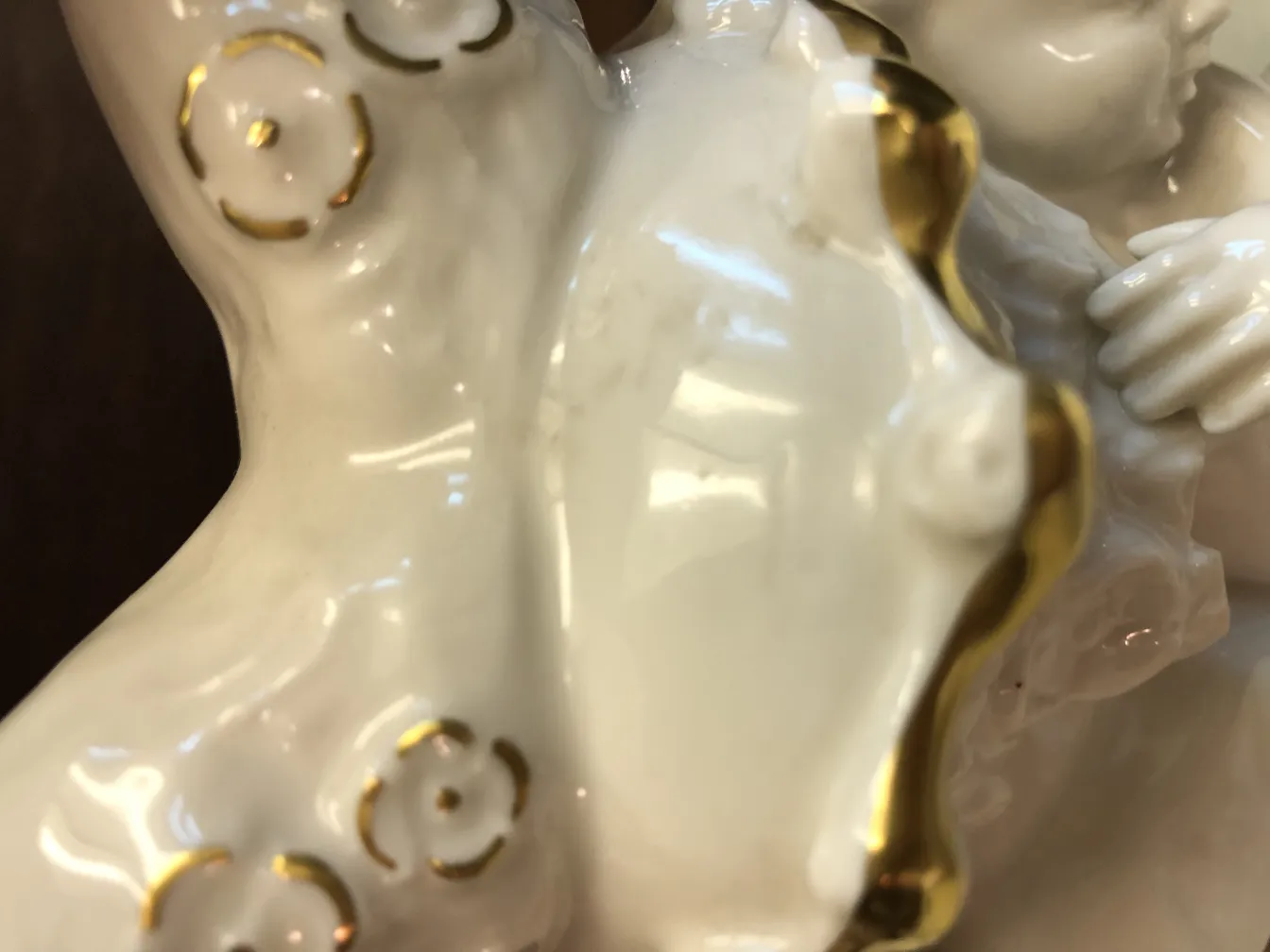 Cerámica antigua con detalles dorados y diseño elegante