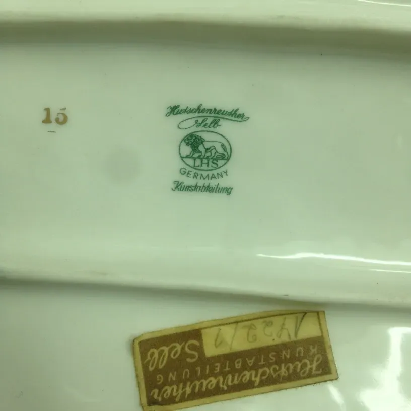 Antica ceramica Hutschenreuther Selb con dettagli visivi chiari e stile classico.