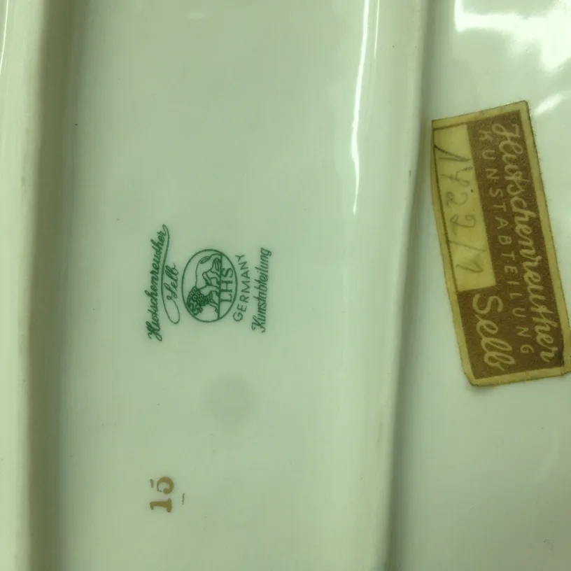 Placa de cerâmica antiga alemã com detalhes em verde