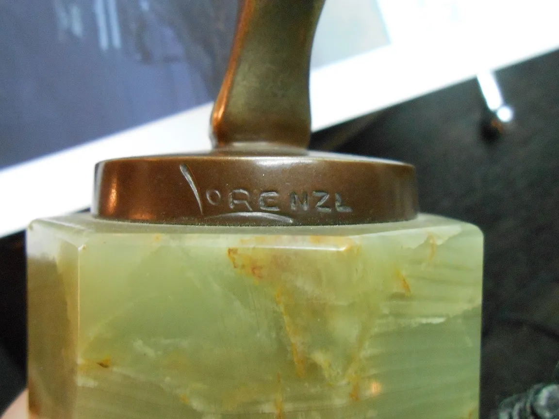 escultura antigua con firma josef lorenzl