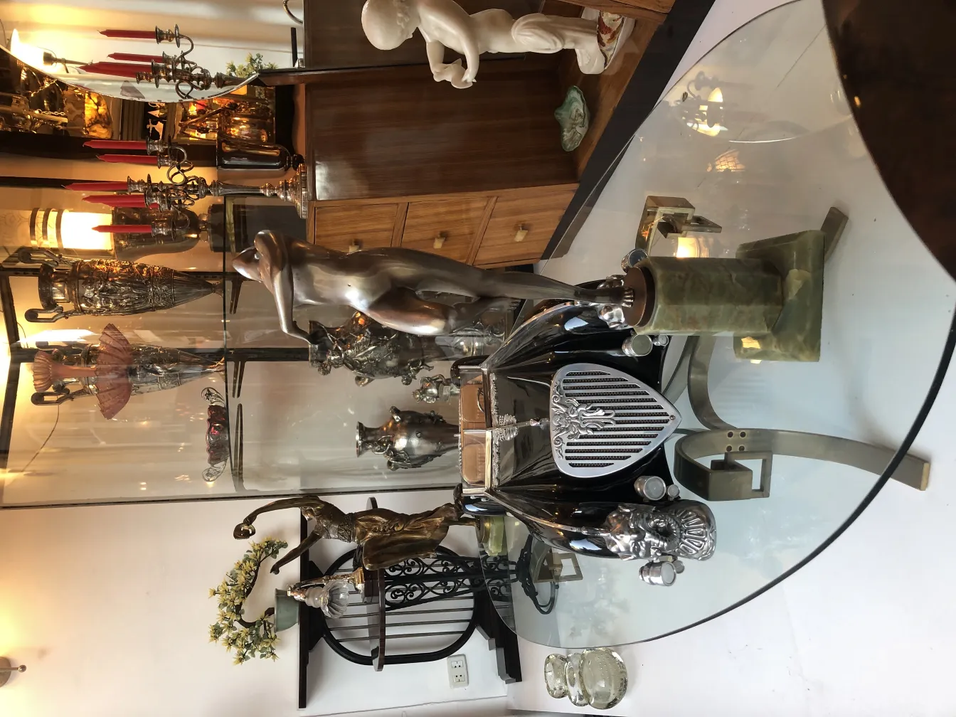 Scultura antica in un ambiente elegante con dettagli metallici