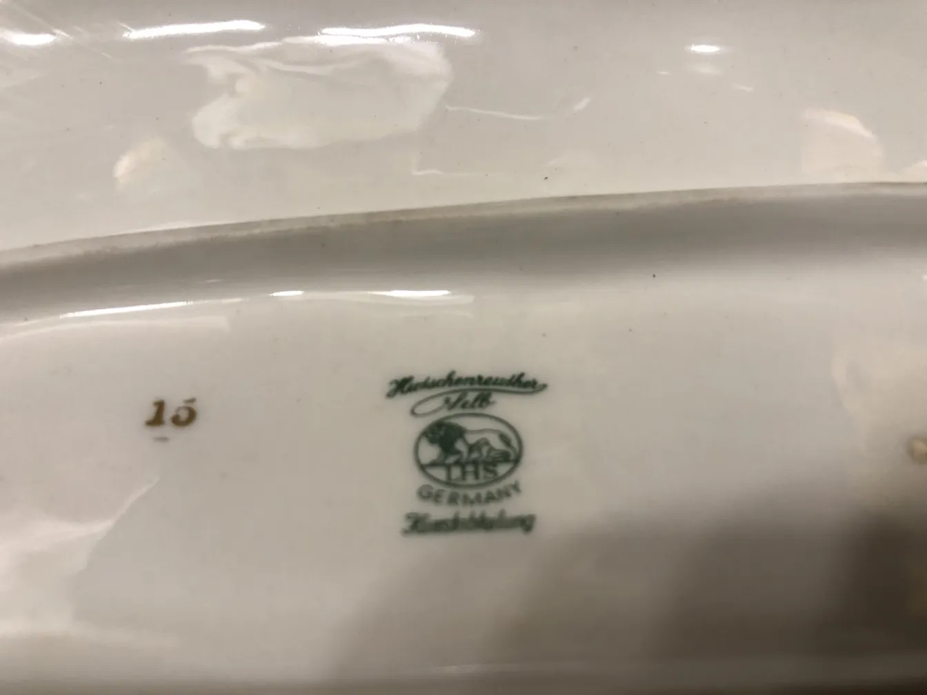 Cerámica antigua de Alemania con detalles en verde y dorado.