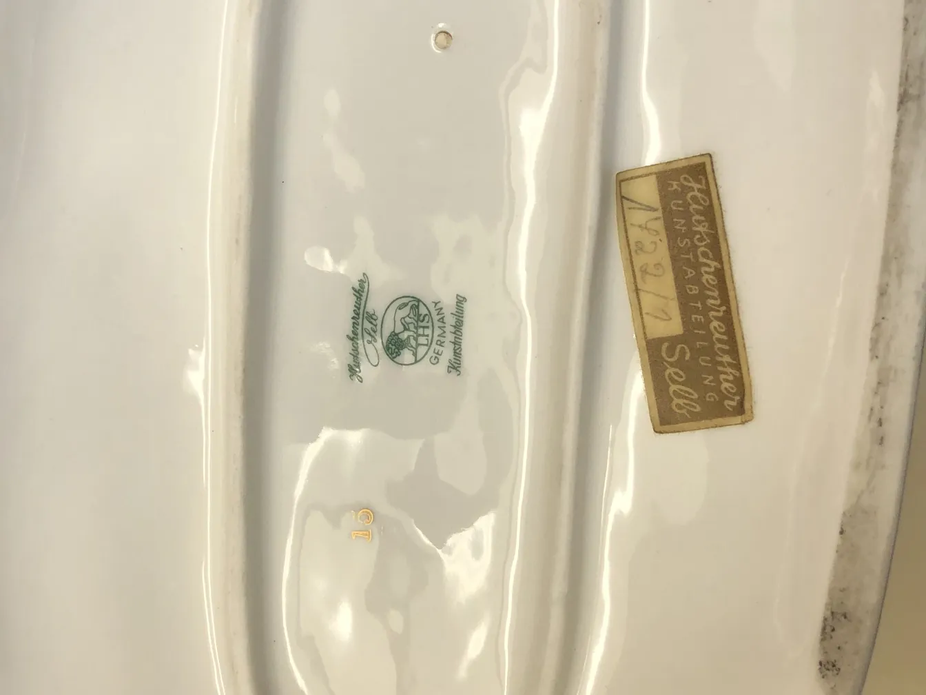 고급스러운 장식이 있는 고대 도예와 부드러운 배경.