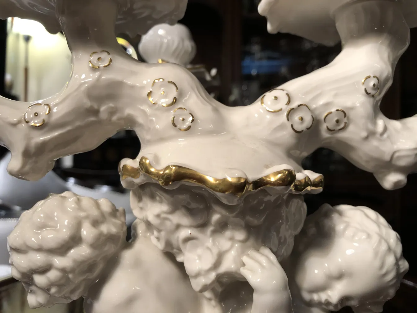 Ornamento in ceramica antica con dettagli dorati.