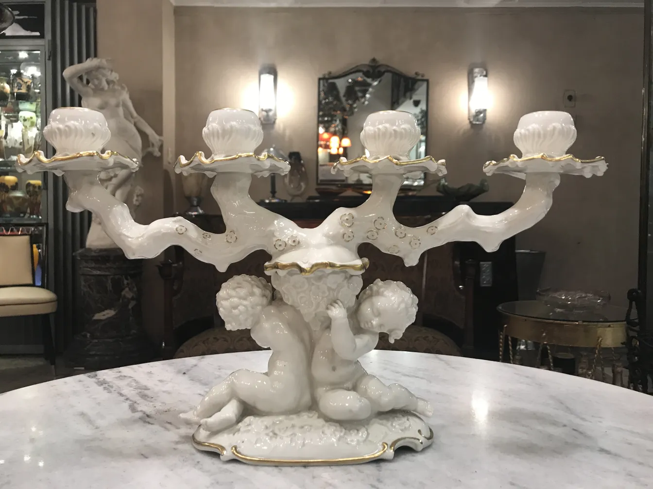 Decoración antigua de cerámica blanca con ángeles en la base