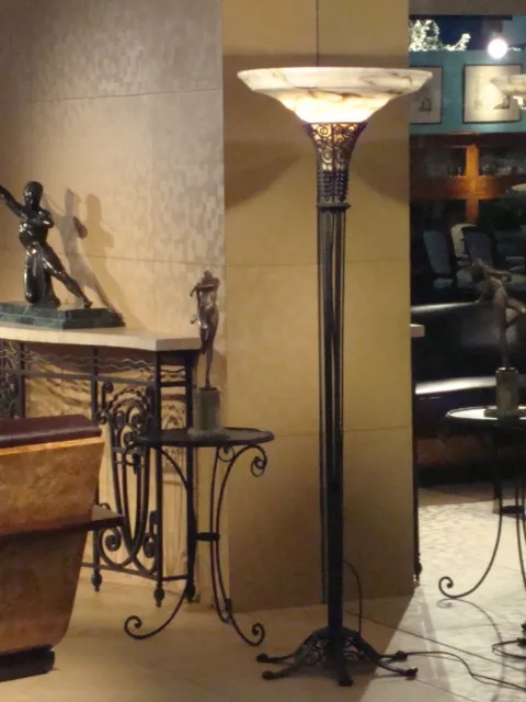 Sculpture ancienne dans une salle avec lampe et décorations