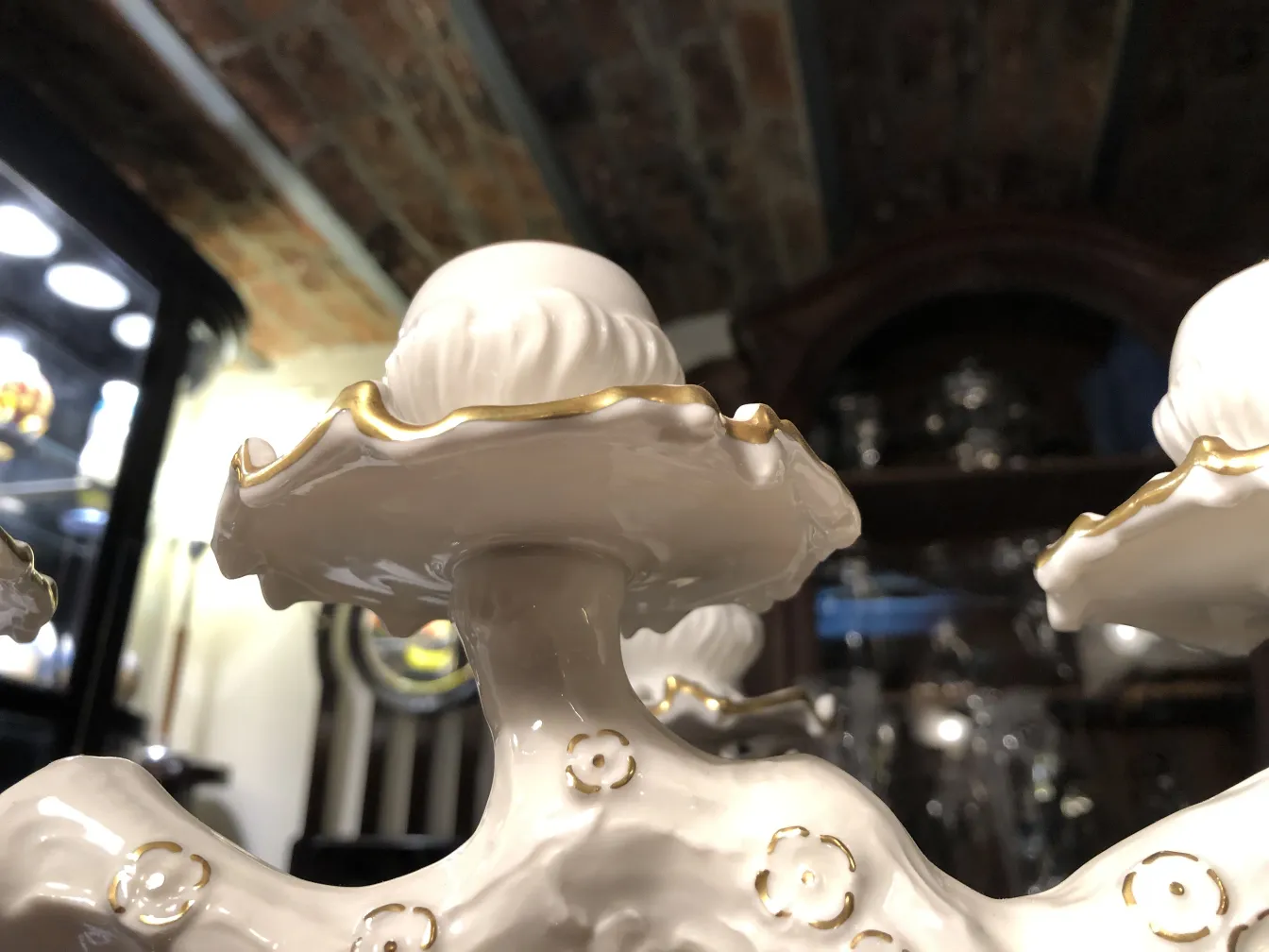 古董白色陶瓷的特写图案装饰着金色，展示在优雅的环境中。