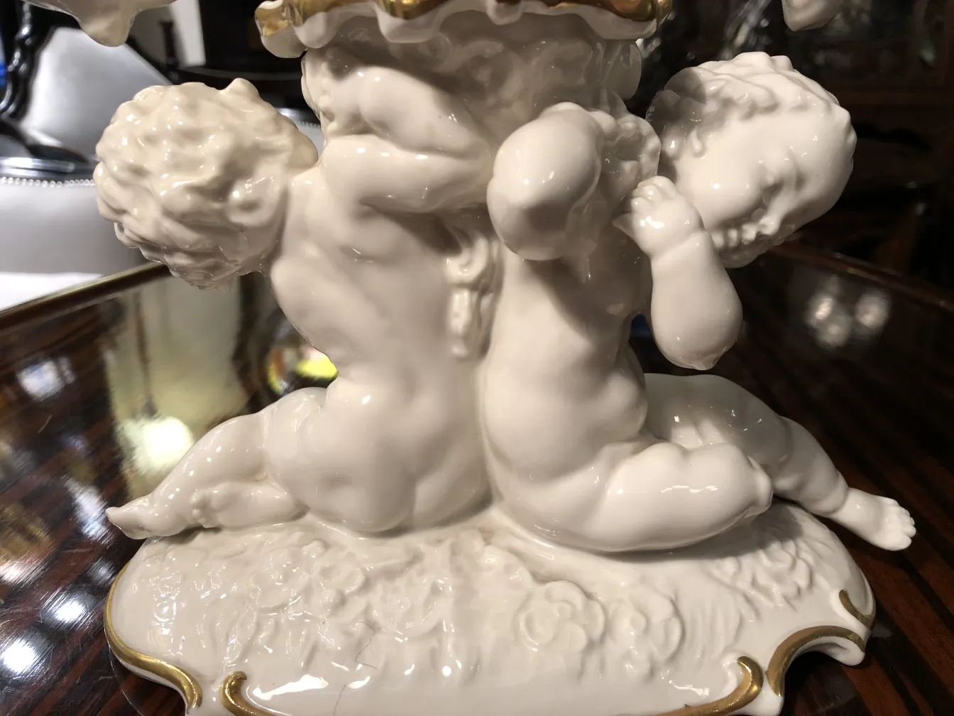 Scultura antica in ceramica Hutschenreuther Selb con dettagli fine e finiture bianche.