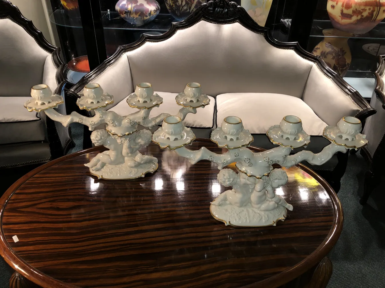 شَمَعَة قديمة من السيراميك الأبيض مع تفاصيل ذهبية