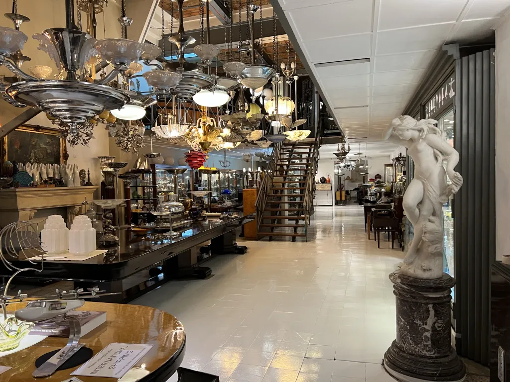 escultura antiga com detalhes intrincados em uma galeria bem iluminada