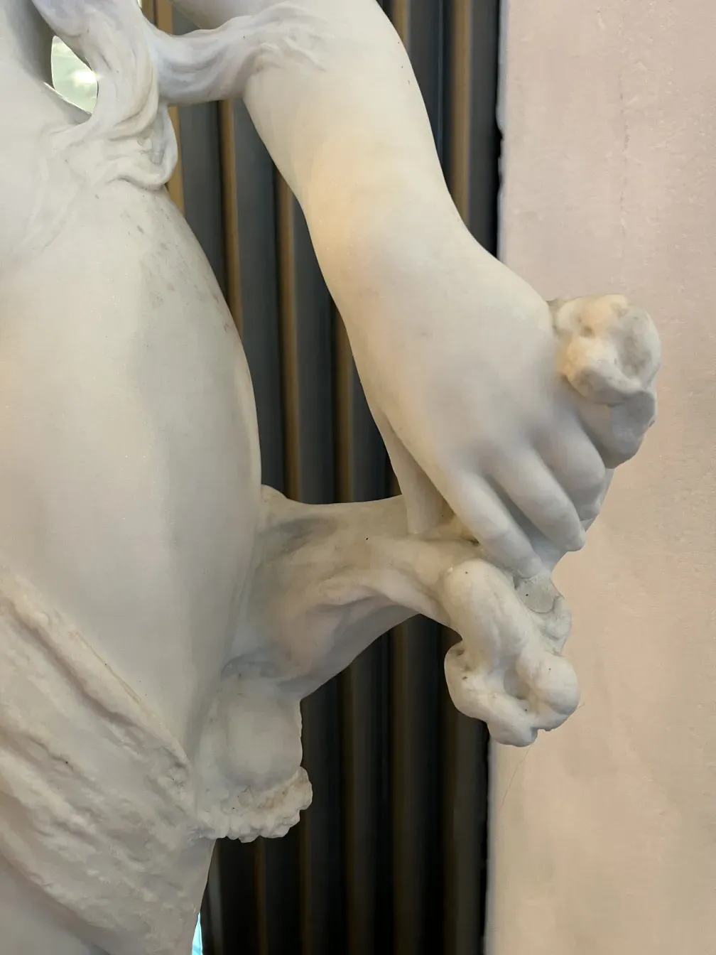 escultura antigua mostrando manos entrelazadas y detalle fino, por Antonio piazza