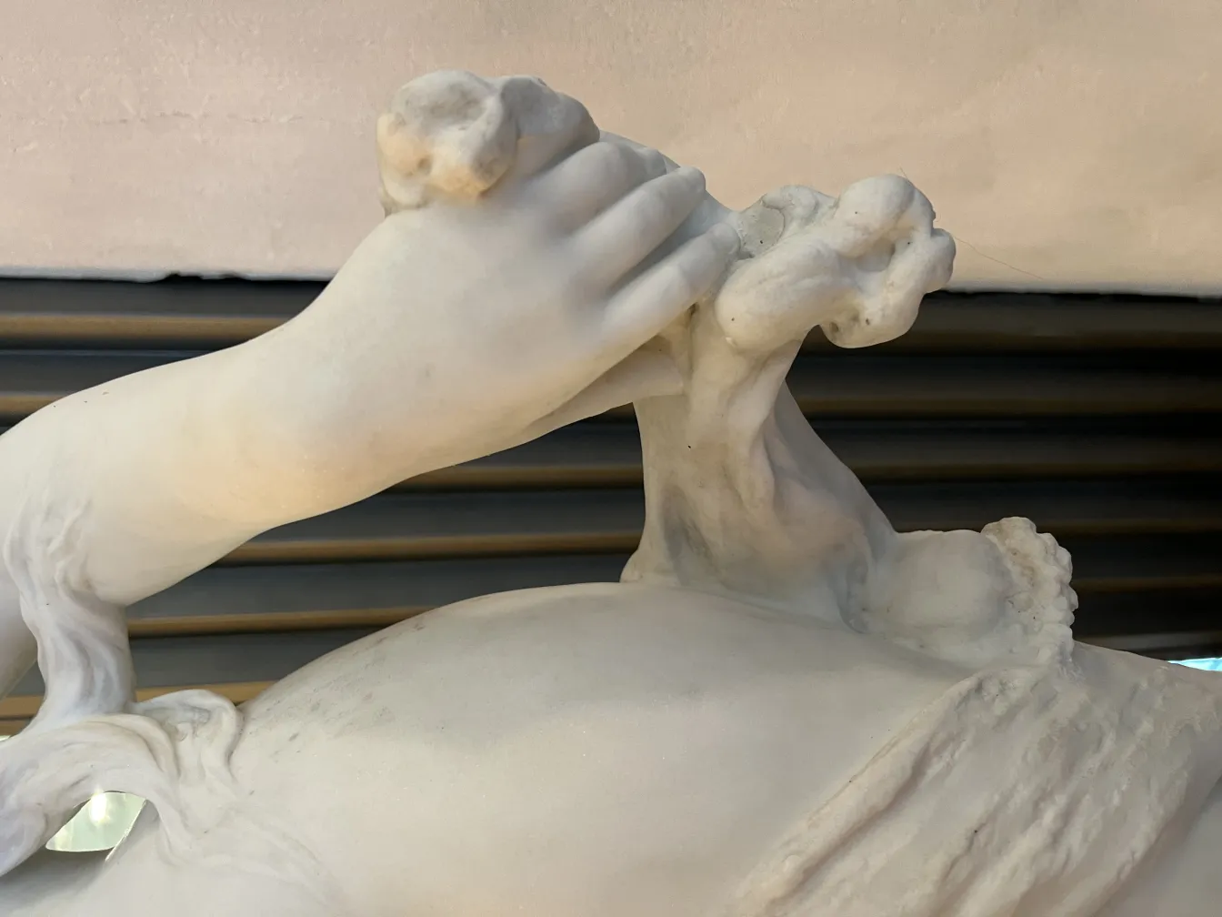 escultura antigua con manos detalladas y expresivas