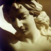 sculpture antique avec détails fins et expression sereine