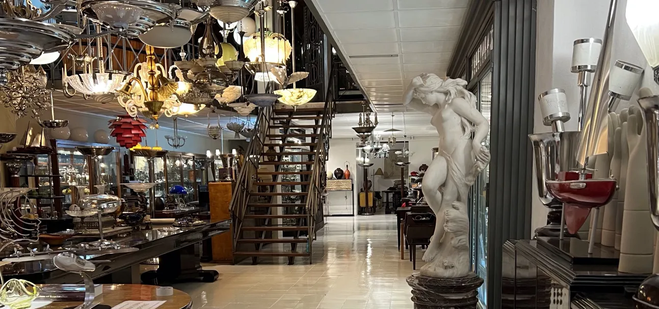 scultura antica di Antonio piazza in un negozio di antiquariato