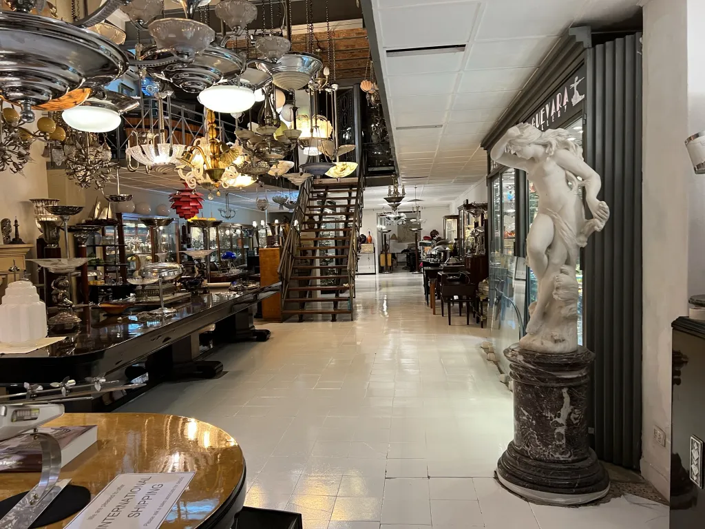 sculpture ancienne d'une figure masculine avec de fins détails