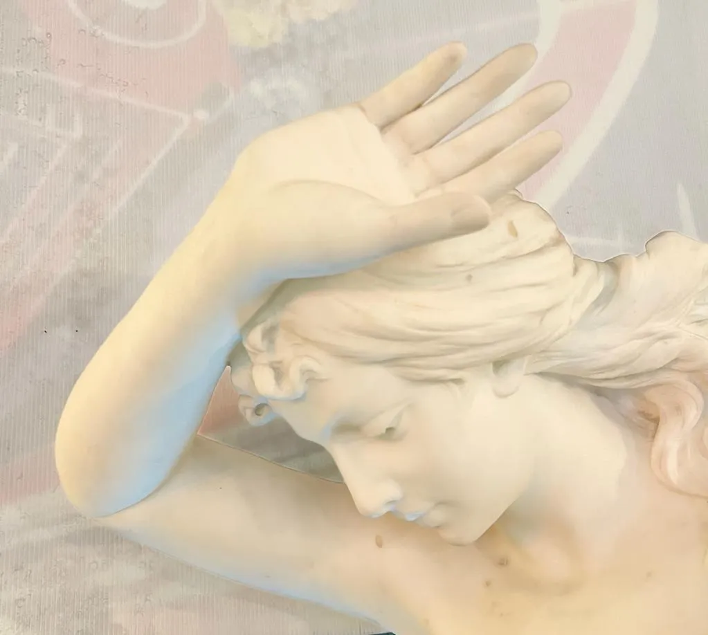 Antiga escultura de figura feminina com detalhes no cabelo