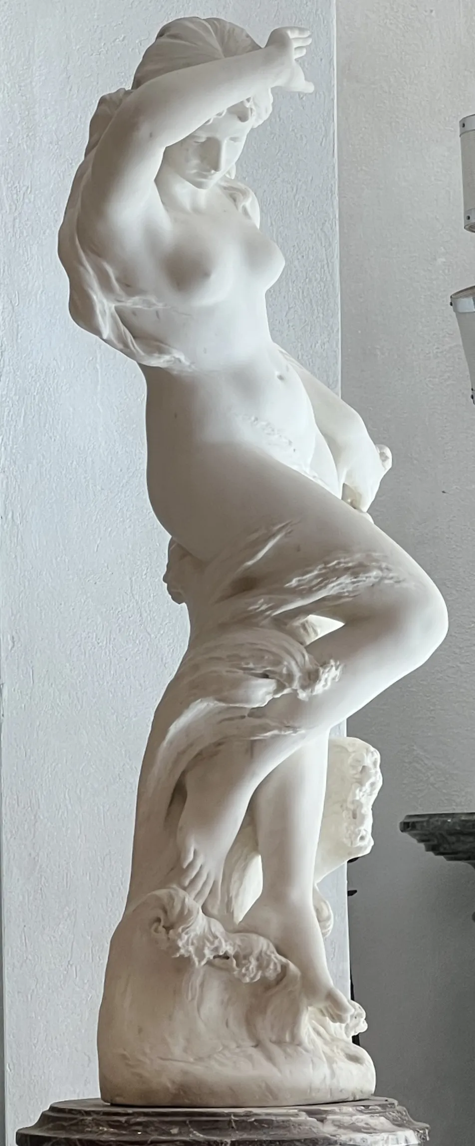 alte Skulptur von A. Piazza in einer neutralen Umgebung