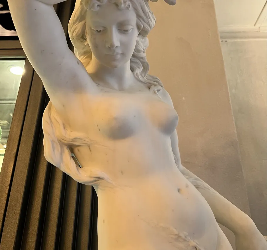 escultura antigua de mujer con detalles en el cabello