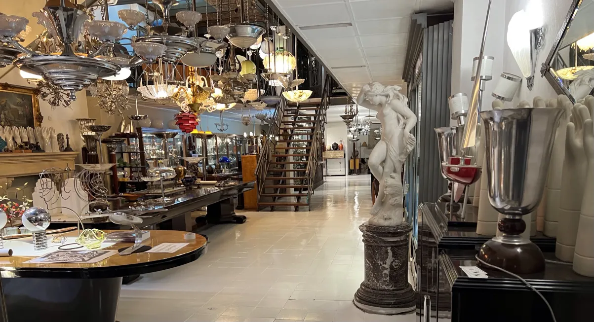 scultura antica di a. piazza in un ambiente elegante