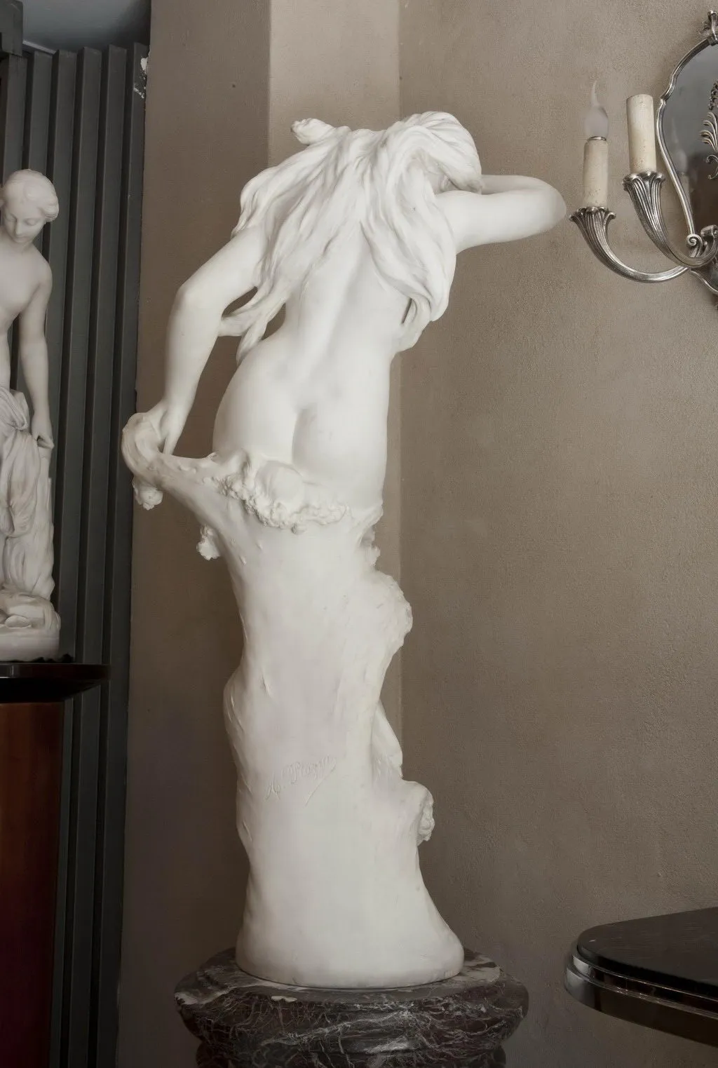 escultura blanca, figura femenina, diseño detallado, fondo neutro